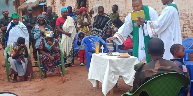 Lubero: Le révérend père Marie Gaston encourage le mariage civilo-militaire