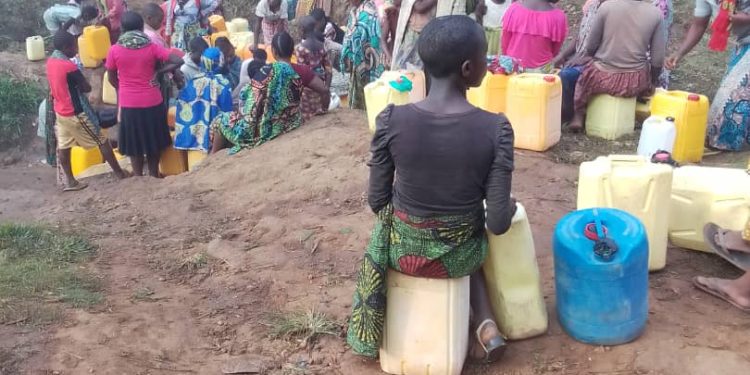 Lubero : pénurie d&rsquo;eau à Manzia, les habitants dénoncent la mégestion de la structure d&rsquo;addiction d&rsquo;eau