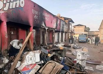 Beni : Un homme tué dans un incendie criminel, des boutiques réduites en cendres au parking public