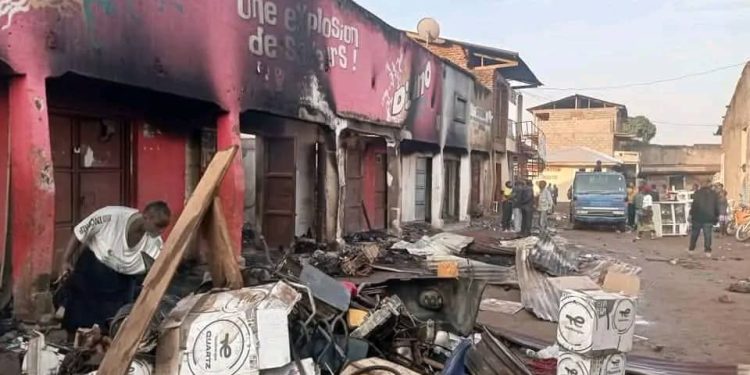 Beni : Un homme tué dans un incendie criminel, des boutiques réduites en cendres au parking public