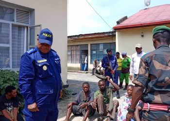 Goma : 13 présumés criminels arrêtés et deux armes avec quatre chargeur présentés au maire de la ville