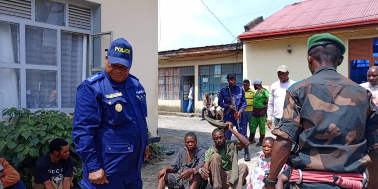 Goma : 13 présumés criminels arrêtés et deux armes avec quatre chargeur présentés au maire de la ville