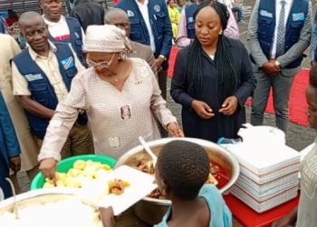 Nord-kivu: journée internationale des enfants orphelins de guerre, Aziza Munana visite les enfants déplacés