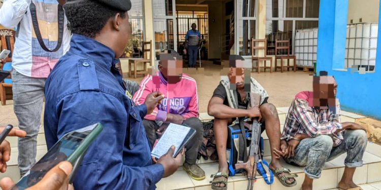 Beni : Quatre présumés bandits, dont deux militaires fuyards, présentés à l&rsquo;autorité urbaine