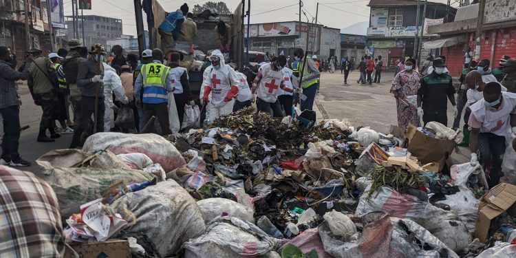 Goma : la Croix-Rouge accompagne la mairie dans les travaux communautaires pour débarrasser la ville des immondices et prévenir les risques sanitaires