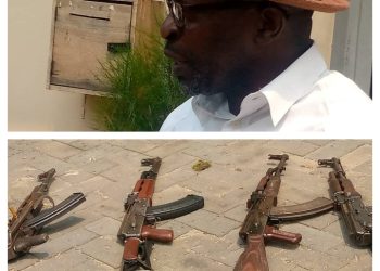 Goma : le maire de la ville présente quatre armes AK 47 récupérées récemment dans la population à la presse internationale