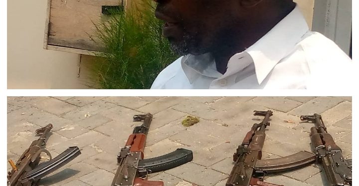 Goma : le maire de la ville présente quatre armes AK 47 récupérées récemment dans la population à la presse internationale