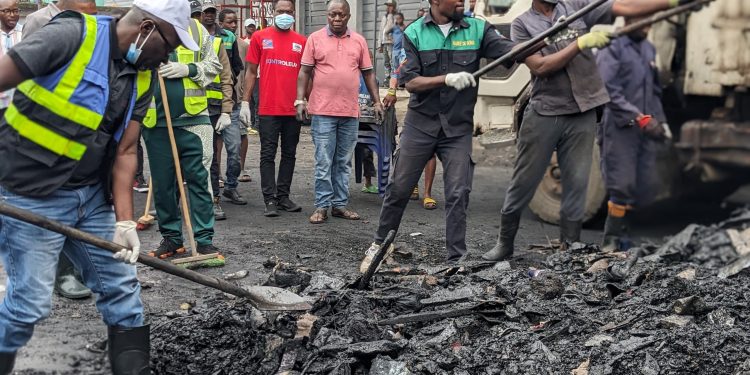 Salongo à Goma : en nettoyant lui-même les avenues, le maire montre l’exemple et invite les habitants à poursuivre l’effort pour rendre la ville plus propre