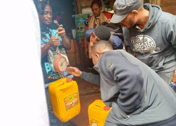 Goma : le maire Julien Katembo présente à la presse une bande de vendeurs spécialisés dans la piraterie des denrées alimentaires