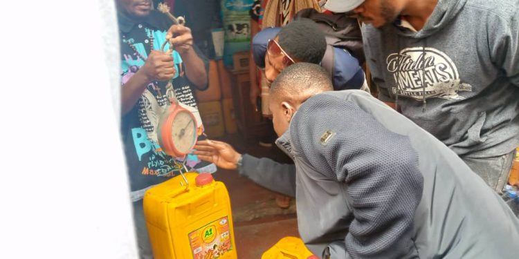 Goma : le maire Julien Katembo présente à la presse une bande de vendeurs spécialisés dans la piraterie des denrées alimentaires