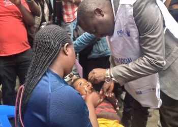 Campagne de vaccination : le gouverneur Bahati Musanga Erasto administre les gouttelettes de vaccin anti-polio à l&rsquo;enfant Soa âgée de 11 mois
