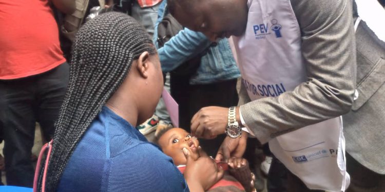 Campagne de vaccination : le gouverneur Bahati Musanga Erasto administre les gouttelettes de vaccin anti-polio à l&rsquo;enfant Soa âgée de 11 mois