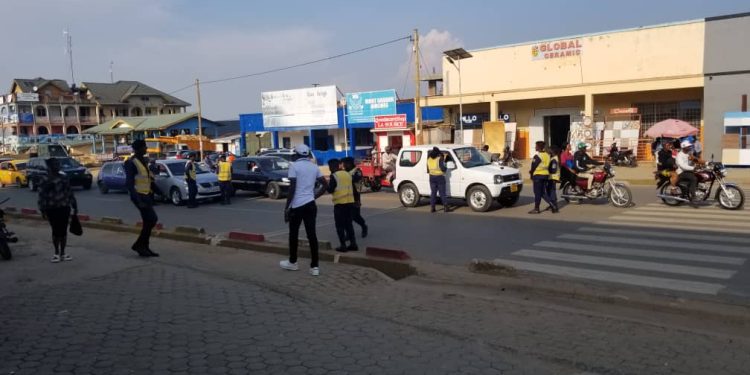 Ituri : entre colère, choc, déception et plaidoirie, une marée humaine à la Police de Circulation Routière (PCR) de Bunia