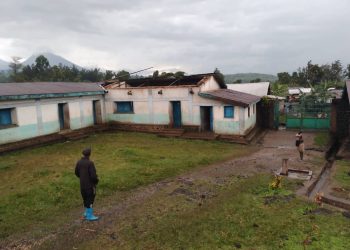 Rutshuru : Après les dégâts de la pluie, l’Institut Ntamugenga bénéficie de l’assistance en tôles de l’Ir Trésor Sendihi