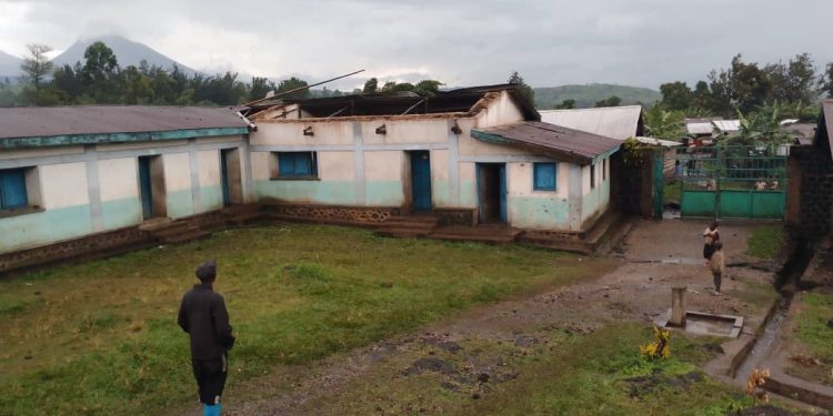 Rutshuru : Après les dégâts de la pluie, l’Institut Ntamugenga bénéficie de l’assistance en tôles de l’Ir Trésor Sendihi