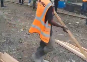 Goma :« Gardiens traîtres» : deux agents appréhendés en plein vol de planches‑chevrons à Kahembe 
