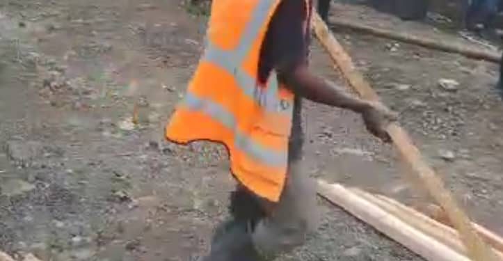 Goma :« Gardiens traîtres» : deux agents appréhendés en plein vol de planches‑chevrons à Kahembe 