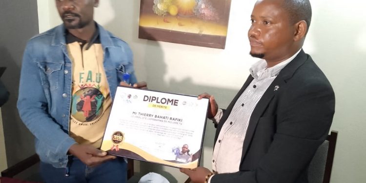 Ituri:Thierry Bahati Rafiki reçoit un diplôme de mérite pour son engagement journalistique