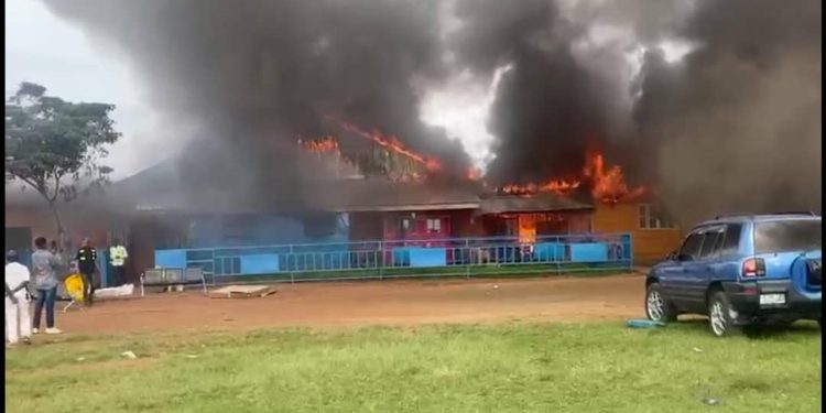 Beni : un incendie cause d’importants dégâts au salon de l’aéroport de Mavivi