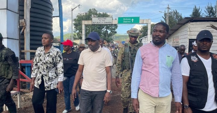 Goma : Le Gouverneur Bahati Musanga Erasto inspecte les travaux du collecteur d’eau à la Petite Barrière