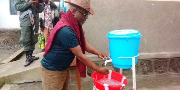 Lutte contre la maladie à virus Ebola à Goma : Le Bourgmestre Abdoul Bikulo sensibilise sa population sur le lavage des mains