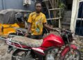 Goma: Le motocycliste Angélus Nkula de Bujovu se réjouit de retrouver son engin disparu de cela quatre mois