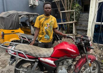 Goma: Le motocycliste Angélus Nkula de Bujovu se réjouit de retrouver son engin disparu de cela quatre mois