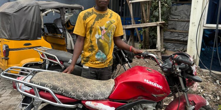 Goma: Le motocycliste Angélus Nkula de Bujovu se réjouit de retrouver son engin disparu de cela quatre mois
