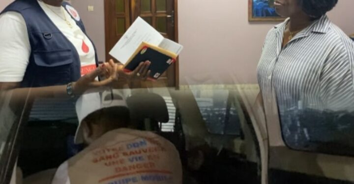 Kinshasa : Le CNTS-RDC offre 10 sacs de ciment à l’église La Borne de Bandal en signe d’encouragement après la collecte des fidèles