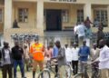 Bwisha : sur sa propre demande, l&rsquo;agent Edward Nyamagana récompensé par un vélo neuf des mains du Mwami Patrick Ndeze après 34 ans de services