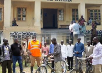 Bwisha : sur sa propre demande, l&rsquo;agent Edward Nyamagana récompensé par un vélo neuf des mains du Mwami Patrick Ndeze après 34 ans de services