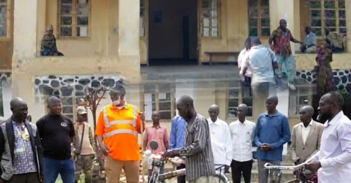 Bwisha : sur sa propre demande, l&rsquo;agent Edward Nyamagana récompensé par un vélo neuf des mains du Mwami Patrick Ndeze après 34 ans de services