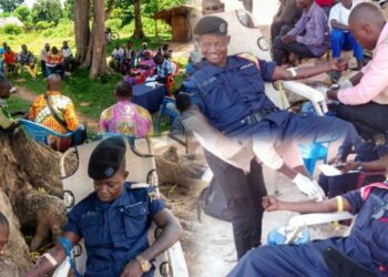 ‎Santé : La PNC Sud-Ubangi se mobilise pour le don de sang face aux défis sanitaires et à la menace d&rsquo;Ebola‎